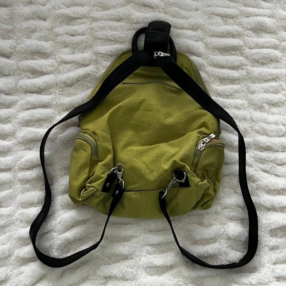 Versatile Green Sling Backpack - Picture 4 of 9